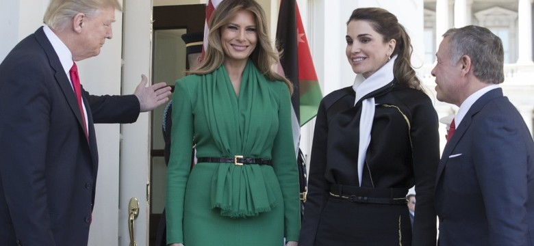 Równie piękne równolatki...? Melania Trump poległa w starciu na twarze z królową Ranią. FOTO