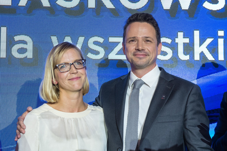 Nowy prezydent Warszawy Rafał Trzaskowski z żoną Małgorzatą