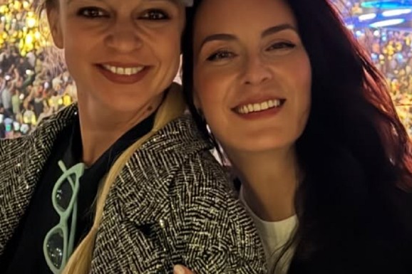 MARIJA KILIBARDA U PROVODU SA MAJOM MANDŽUKOM "Moja lepa devojka", grle se u Areni, razvukle osmeh: Kačket sa cirkonima i naočare oko vrata (FOTO)