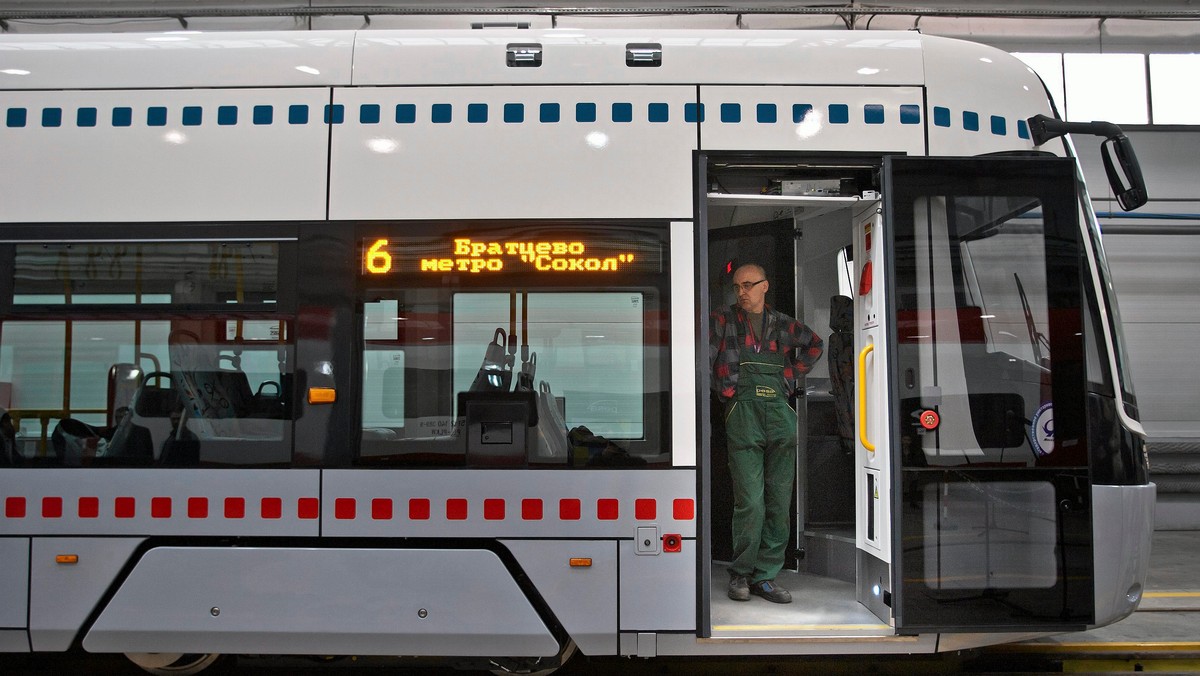 Kilka pierwszych tramwajów Fokstrot, wyprodukowanych przez bydgoską Pesę, od paru dni już jeździ po Moskwie - poinformował w piątek rzecznik firmy Michał Żurowski. Kontrakt przewiduje dostarczenie do stolicy Rosji 120 takich pojazdów.