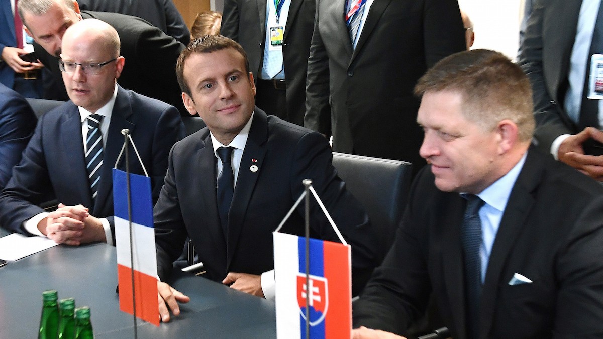 Zľava: Bohuslav Sobotka, Emmanuel Macron a Robert Fico