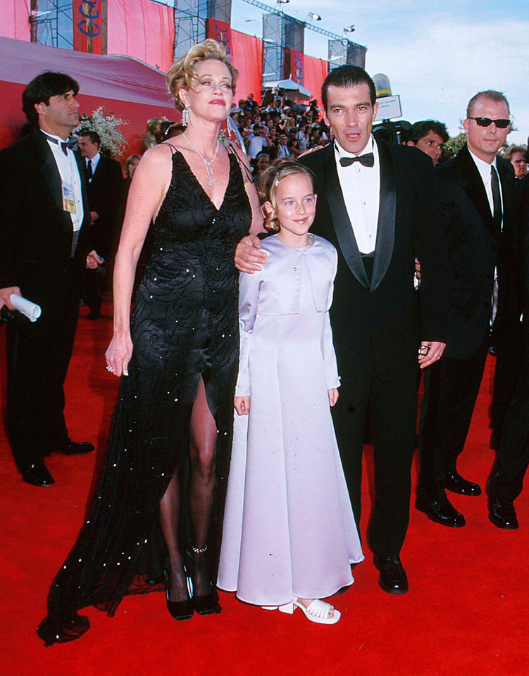 Dakota Johnson (na zdjęciu z Melanie Griffith i Antonio Banderasem) w 2000 r.