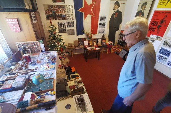 (FOTO) Rato iz Čačka je porodičnu kuću pretvorio u Muzej sećanja na nekadašnju Jugoslaviju:  8.000 eksponata i puno NOSTALGIJE