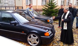 Ksiądz święci mercedesa w Gdańsku: "Szatan się nim interesuje". WIDEO