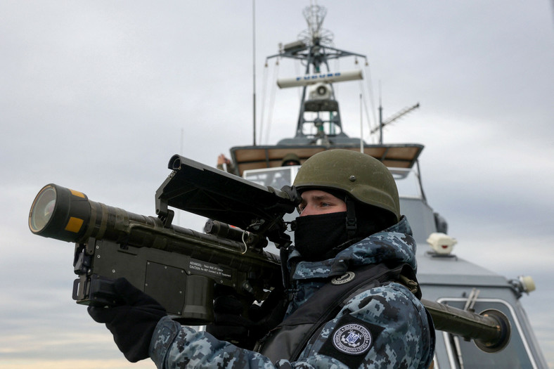 Ukraiński żołnierz trzyma broń przeciwlotniczą MANPADS na pokładzie ukraińskiej straży przybrzeżnej, która patroluje północno-zachodnią część Morza Czarnego, 18 grudnia 2023 r.
