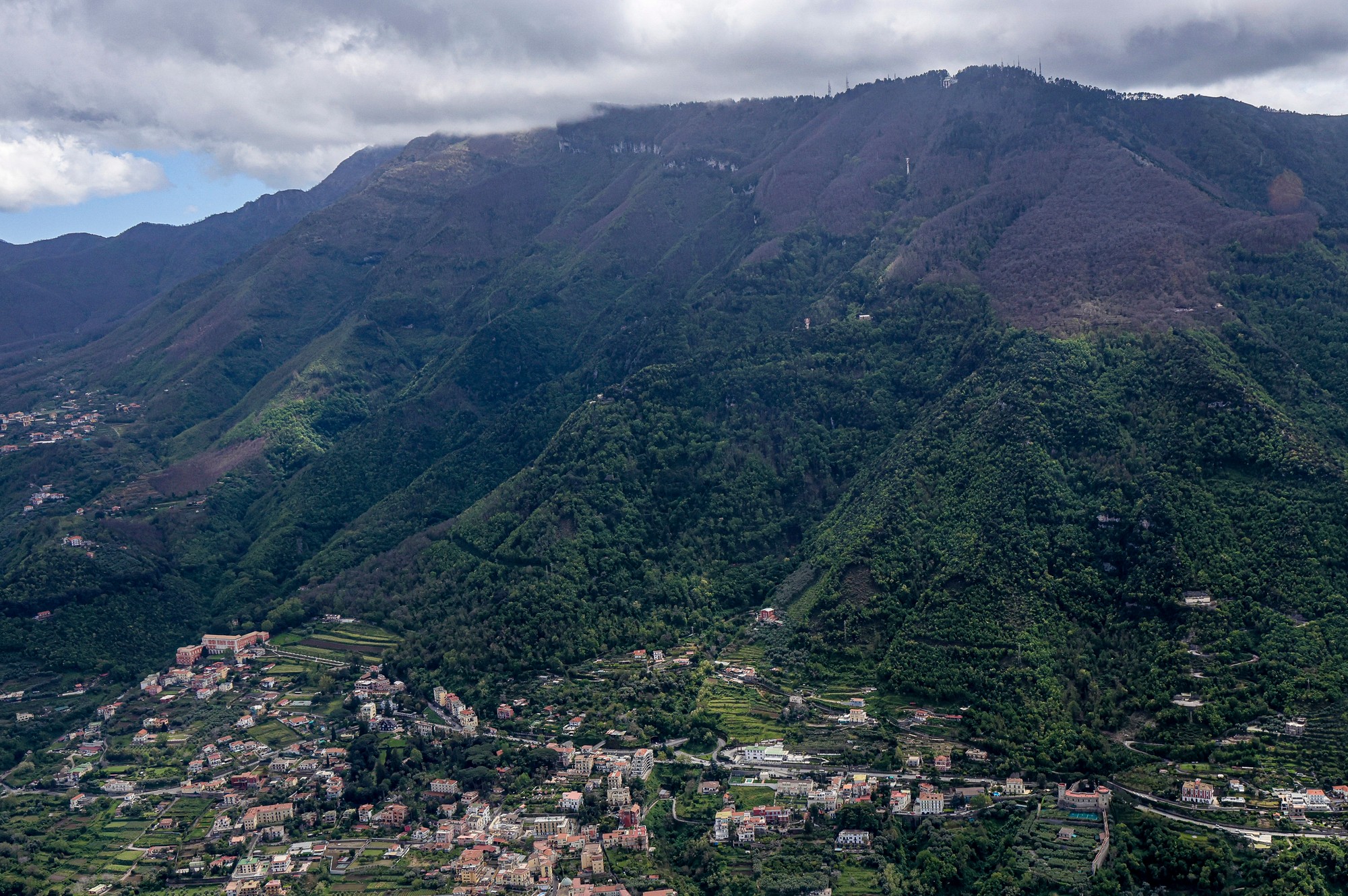 Nehodu visutej lanovky vedúcej z mesta Castellammare di Stabiana na vrch Monte Faito vyšetruje prokuratúra.
