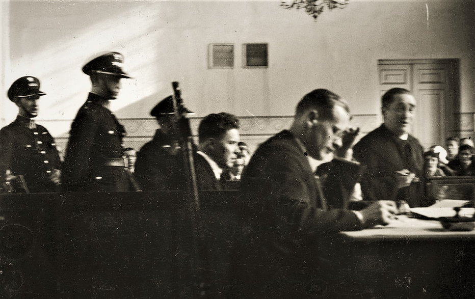 Proces Juliana Blachowskiego (siedzi w środku) W zbiorach Narodowego Archiwum Cyfrowego