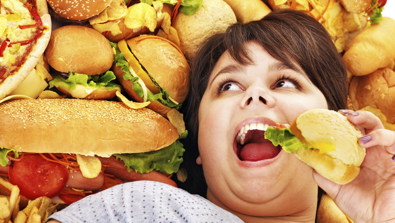 Wszyscy wiemy, że dania z fast foodów są kaloryczne i powodują nadwagę. Jednak szkody wynikające z uzależnienia od tłustej kuchni są nie tylko natury estetycznej. Śmieciowe jedzenie niszczy zdrowie i może poważnie pokrzyżować życiowe plany.