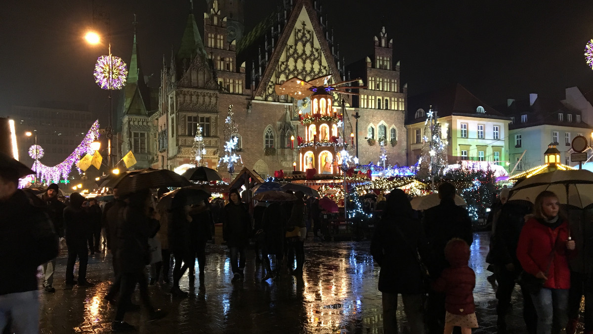 Już dziś wieczorem rozbłysną lampki na choince w Rynku we Wrocławiu. Pierwsze światełka pojawiły się dwa tygodnie temu wraz z otwarciem Jarmarku Bożonarodzeniowego. W tym roku za świąteczne dekoracje miasto zapłaci około dwóch milionów złotych.