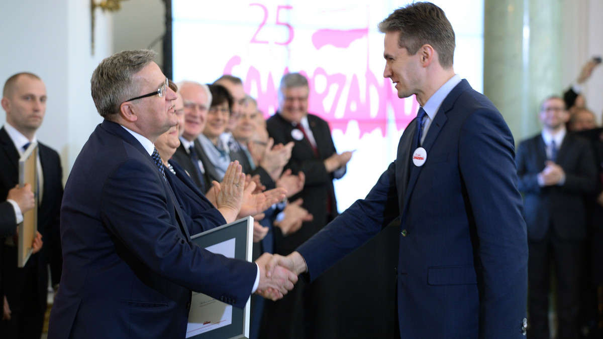 Dzisiaj w Pałacu Prezydenckim doszło do spotkania prezydenta Bronisława Komorowskiego z jego kontrkandydatem w walce o reelekcję, popieranym przez PSL Adamem Jarubasem. Spotkanie nie miało jednak charakteru wyborczego. Jarubas otrzymał z rąk Bronisława Komorowskiego dyplom Nagrody Obywatelskiej 25-lecia Samorządności - informuje "Echo Dnia".