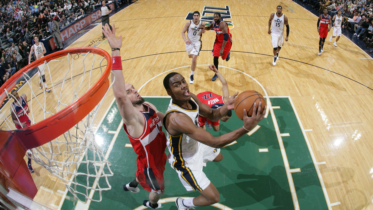 Koszykarze Washington Wizards przegrali na wyjeździe z Utah Jazz 101:104 sobotni mecz w lidze NBA. Marcin Gortat dla pokonanych uzyskał 14 punktów i 11 zbiórek, ale to nie starczyło do wygranej z najgorszą ekipą na Zachodzie.