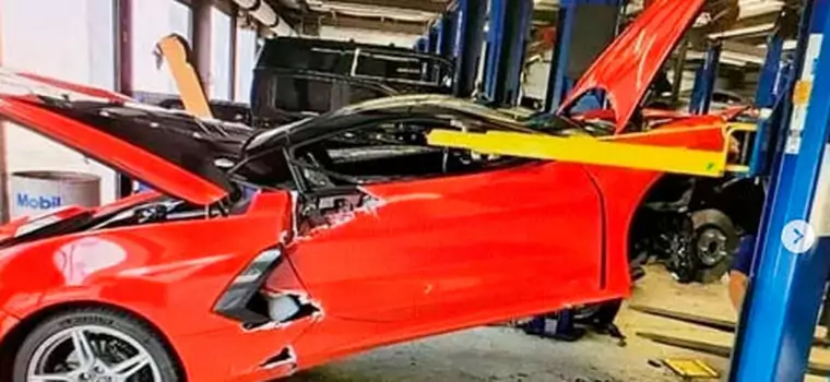 Nowy Chevrolet Corvette na złom; spadł z podnośnika...