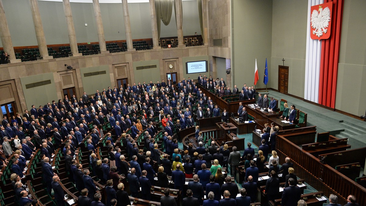 Sejm nie poparł wniosków PO, Nowoczesnej i PSL o odrzucenie rządowego projektu "ustawy dezubekizacyjnej", według którego emerytury i renty ponad 32 tys. b. funkcjonariuszy aparatu bezpieczeństwa PRL sięgną maksymalnie średniego świadczenia w ZUS. Projekt trafi do komisji.