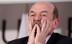 Legutko: Najbardziej bolesnym i charakterystycznym przejawem dyskryminacji chrześcijan w Europie jest likwidacja klauzul sumienia