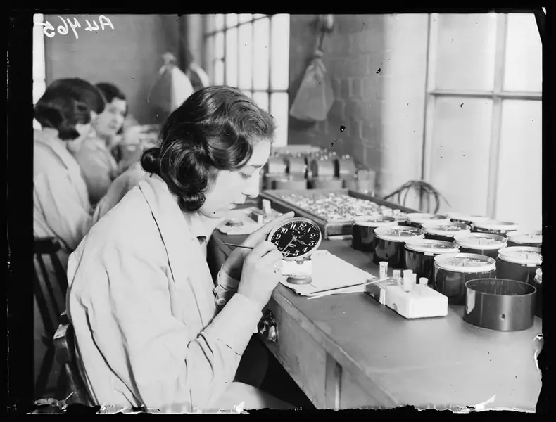 Kobieta malująca tarczę zegarka w 1932 roku. W Wielkiej Brytanii stosowanie radu zostało zakazane w 1960 roku / Photo by Daily Herald Archive/SSPL/Getty Images