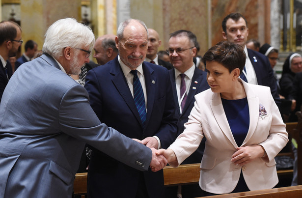 Premier Beata Szydło, minister obrony Antonii Macierewicz i minister spraw zagranicznych Witold Waszczykowski podczas mszy św. w kościele pod wezwaniem Najświętszego Zbawiciela w Jerozolimie