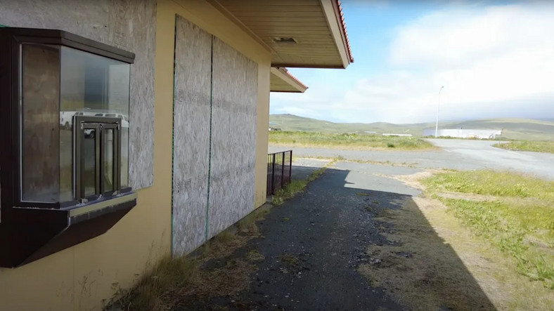 Opuszczony bar McDonald's na alaskańskiej wyspie Adak