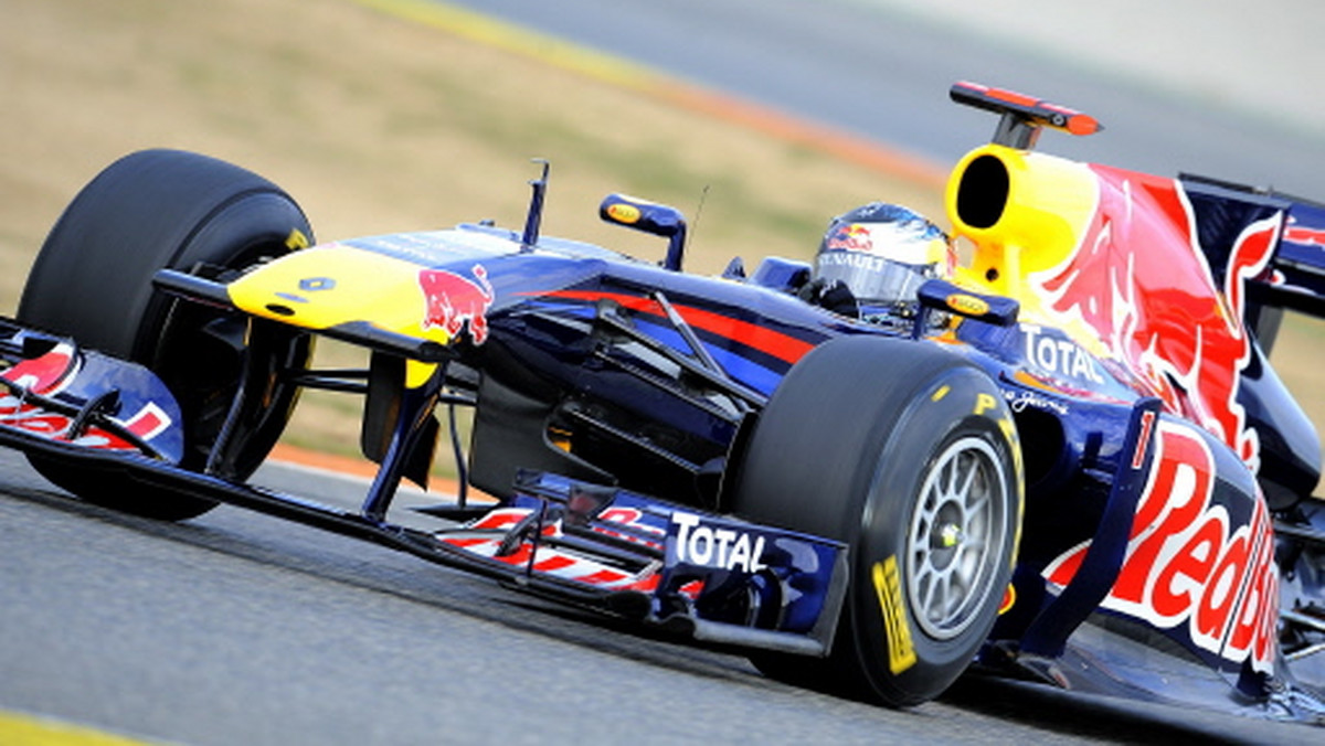 Aktualny mistrz świata, Sebastian Vettel z Red Bulla, uzyskał najlepszy czas okrążenia na 2 godziny przed końcem drugiego dnia testów Formuły 1 na torze Circuit de Catalunya pod Barceloną. Dość słabo spisują się kierowcy Lotus Renault GP Witalij Pietrow i Nick Heidfeld.