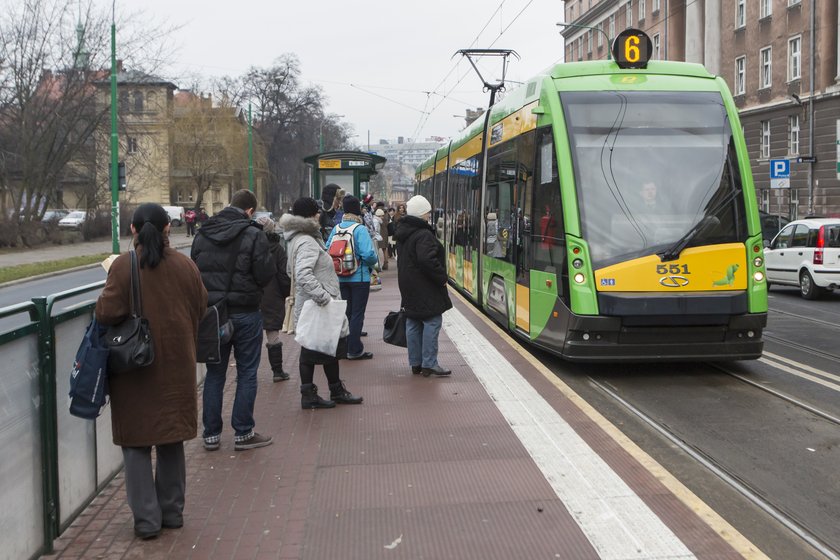 Tramwaj na przystanku