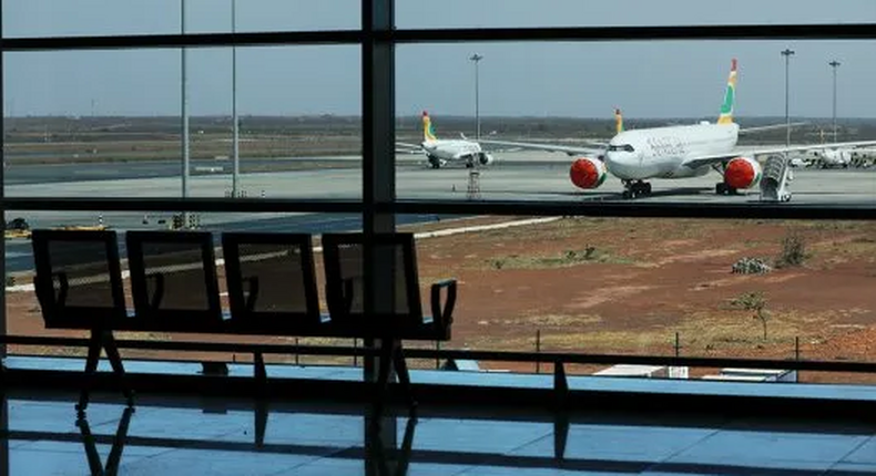 Un avion d’Air Sénégal sur les pistes de l’aéroport Blaise-Diagne de Dakar (Sénégal), le 28 mars 2020