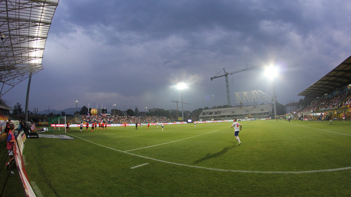 Na przełomie września i października otwarty zostanie w całości stadion miejski w Bielsku-Białej. Jak powiedział we wtorek rzecznik bielskiego magistratu Tomasz Ficoń, prace budowlane zostaną zakończone w czerwcu, ale obiekt musi przejść niezbędne odbiory.