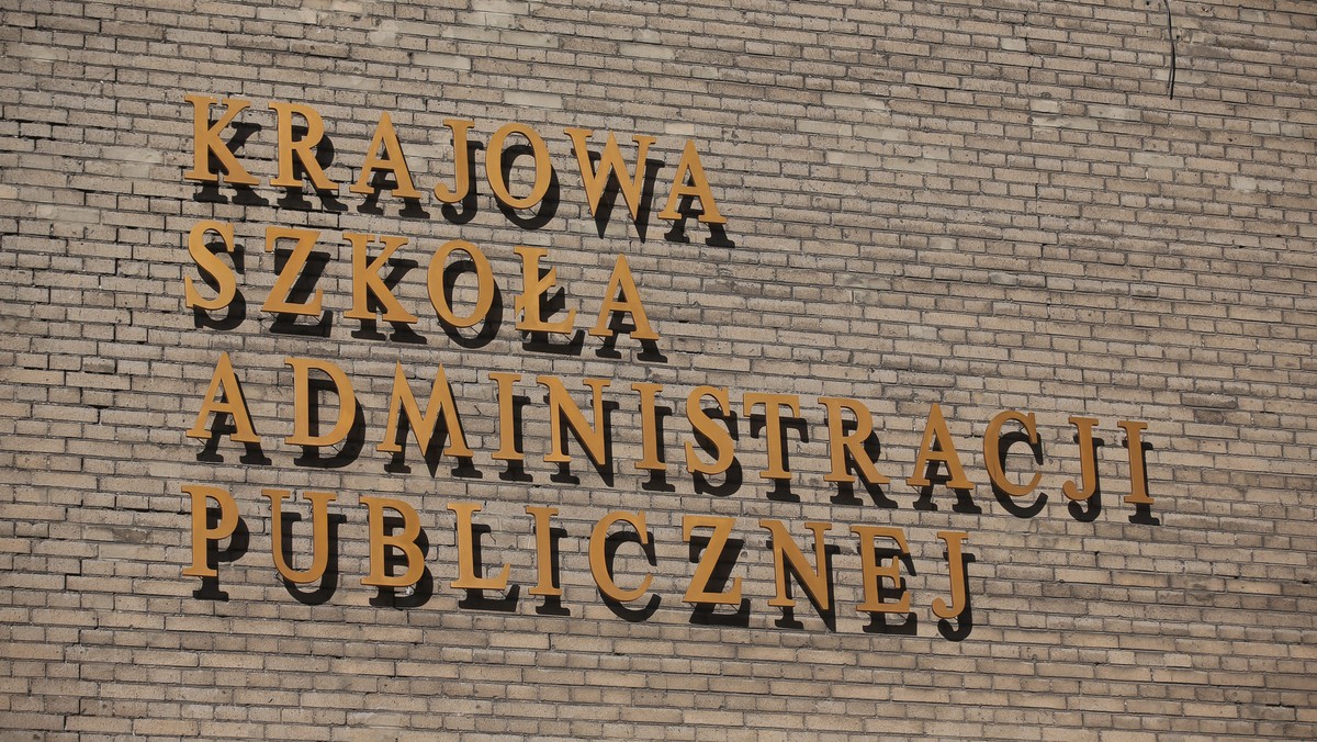 Krajowa Szkoła Administracji Publicznej ma nosić imię prezydenta Lecha Kaczyńskiego – Senat opowiedział się dziś za nowelizacją ustawy o KSAP. Odrzucone zostały wnioski, aby szkoła nosiła imię Tadeusza Mazowieckiego lub Ryszarda Kaczorowskiego.