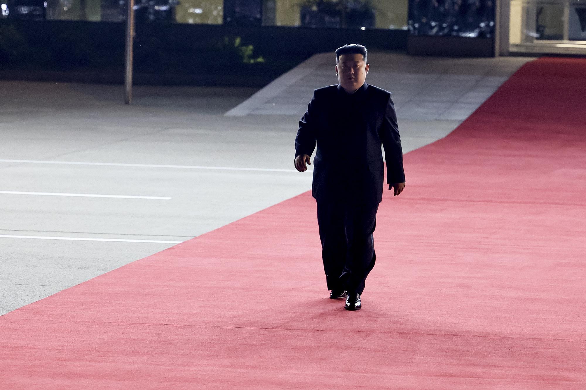 Putina na letisku v Pchjongjangu privítal severokórejský vodca Kim Čong-un.