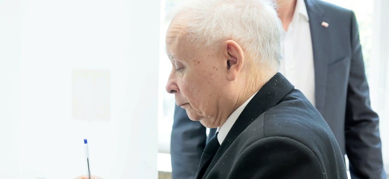 "Wiejski stół" polityków PiS. Weselna atmosfera w oczekiwaniu na wyniki [FOTO]