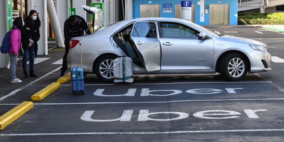 Uber ogłosił, że do 2040 roku wszystkie przejazdy zamawiane przez jej aplikację mają być bezemisyjne.  A do 2025 roku połowa kursów w siedmiu najważniejszych miastach Europy ma być wykonywana przez pojazdy elektryczne. 