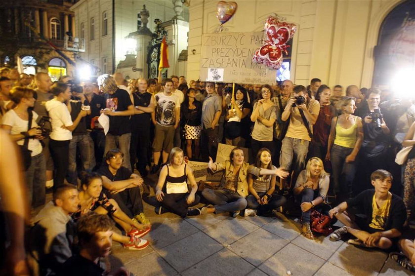 Piknik pod krzyżem przed Pałacem Prezydenckim