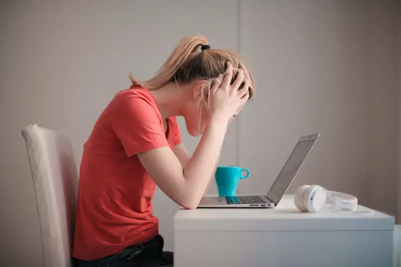 Dużo siedzisz przy biurku i zmagasz się z silnym stresem? Może to się skończyć czymś więcej niż bólem głowy / Pexels