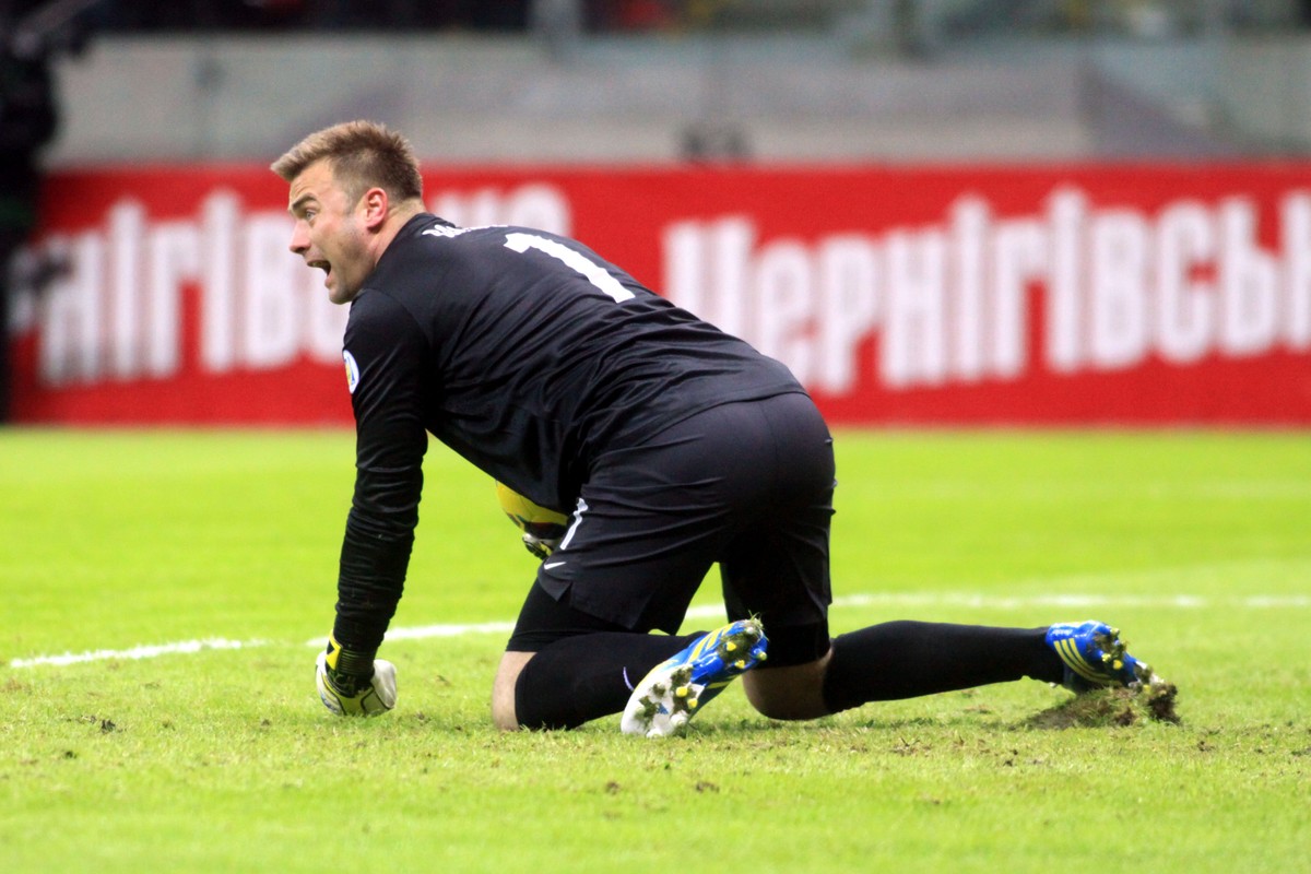 Polska na kolanach. Boruc trzy razy wyjmował piłkę z siatki. WIDEO