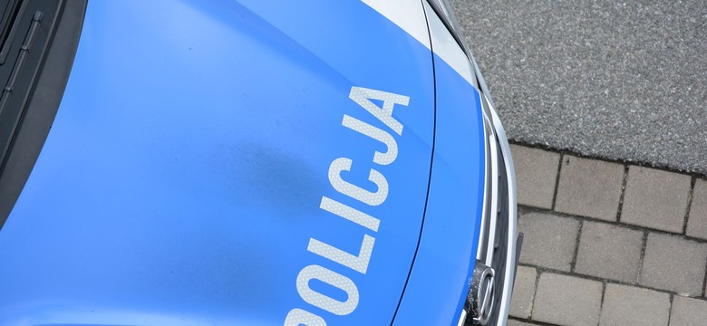 Podejrzany ładunek przed komendą policji w Otwocku. W samochodzie był nadajnik GPS