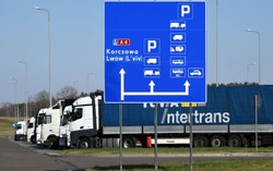 Kontrole graniczne do 13 kwietnia. Dłuższy także zakaz ruchu lotniczego