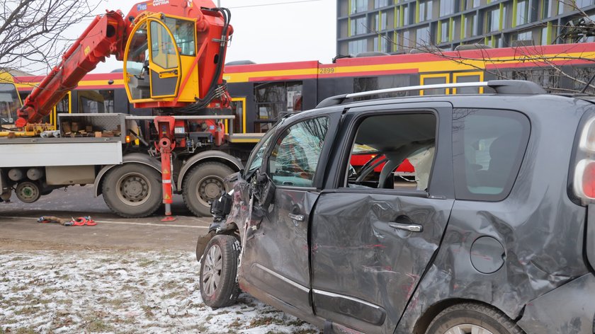 Auto zakleszczone między tramwajami