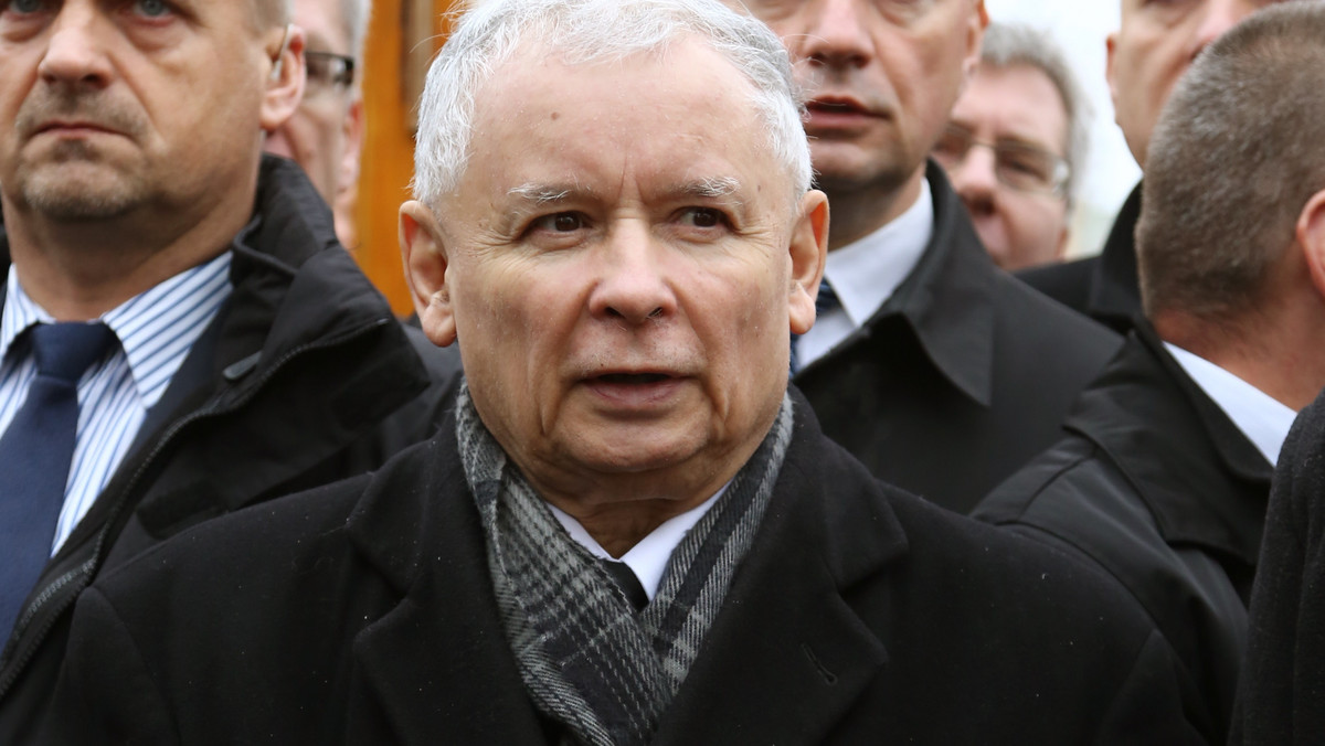 Jarosław Kaczyński w wywiadzie dla "Uważam Rze" przekonuje, że w Smoleńsku, "na 99 procent" doszło do zamachu. "Motywów mogło być wiele. Mogło chodzić o zemstę - Leszek naraził się bardzo różnym wpływowym ośrodkom politycznym, biznesowym, powiązanym ze służbami albo składającym się z ludzi służb" - argumentuje.