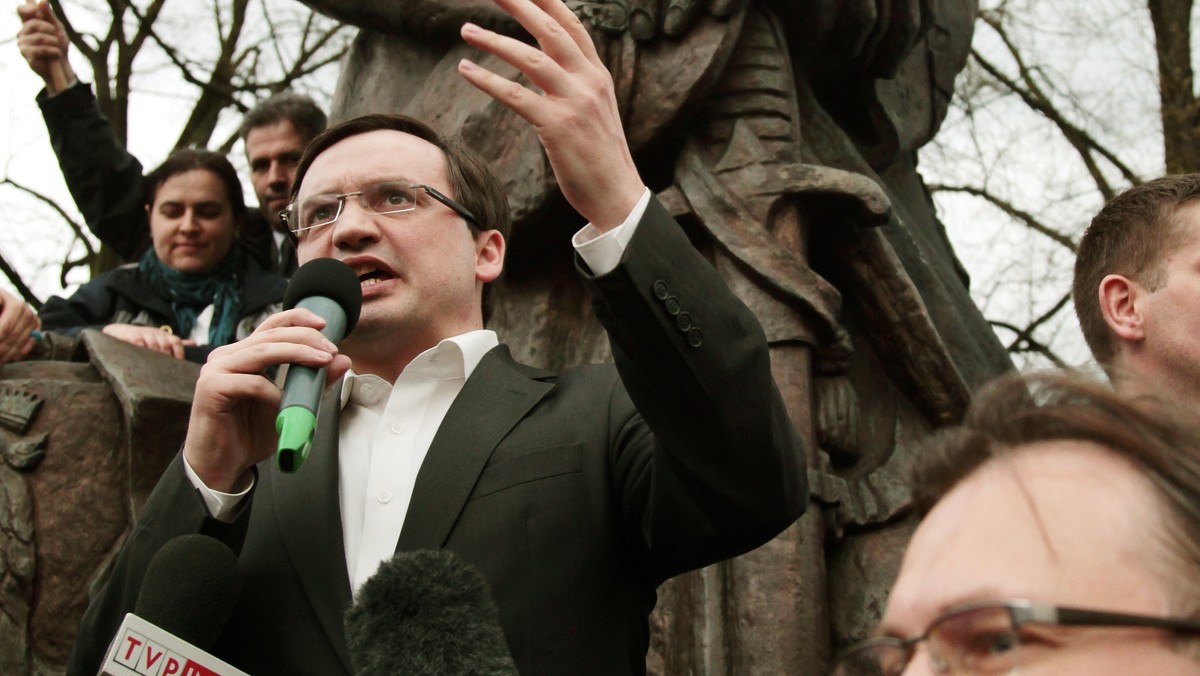 Lider Solidarnej Polski Zbigniew Ziobro zaapelował dzisiaj do prezydenta Bronisława Komorowskiego o podjęcie rozmów z przedstawicielami KRRiT nt. koncesji na cyfrową emisję dla TV Trwam. To niepoważne i niedopuszczalne - oceniła apel Kancelaria Prezydenta.