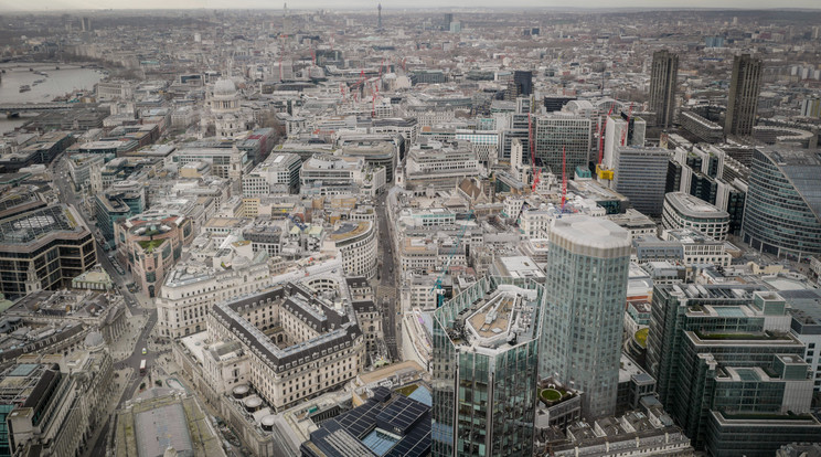 A londoni "Square Mile" látképe. Ebből a nagyjából egy négyzetmérföldnyi területből fejlődött ki a mai metropolisz a vasutak, majd a később csatlakozó újabb közlekedési hálózatok segítségével, amelyek lehetővé tették a városi szövet elburjánzását, ahogy a véredényképződés a rák terjedését. / Fotó: Getty Images
