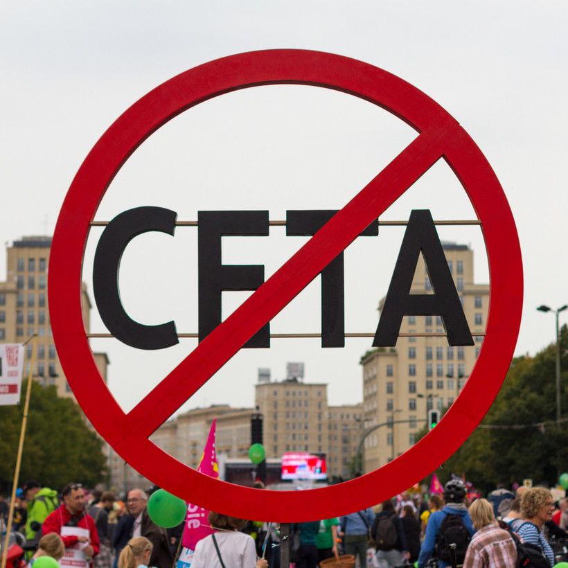 "CETA była ubocznym efektem ostrego sprzeciwu wobec Brukseli w następstwie brytyjskiego referendum 23 czerwca" - pisze Politico.