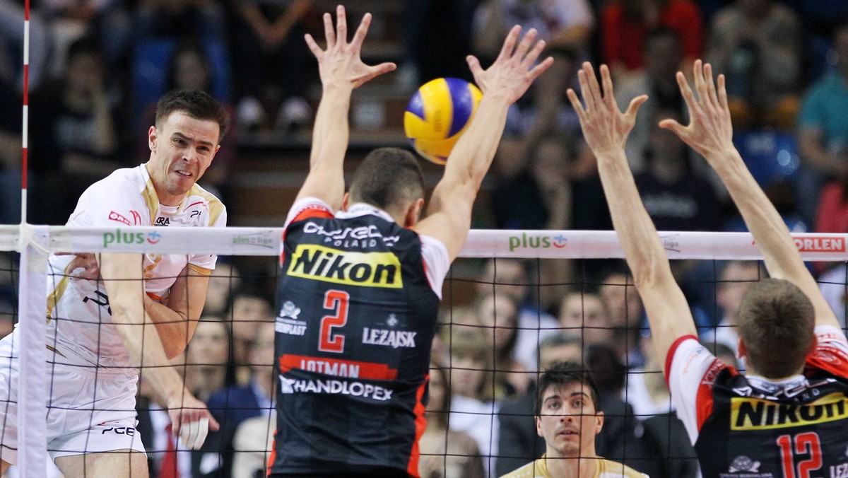 Dla dobra reprezentacji Polski PlusLiga musi być skrócona. Pytanie jak? - zastanawiają się dziennikarze "Przeglądu Sportowego".