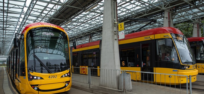 Dramatyczny wypadek w Warszawie. Tramwaj ciągnął dziecko po torowisku