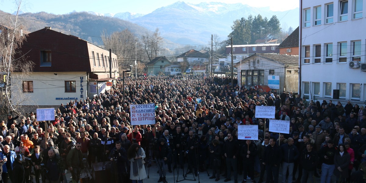 Kosowscy Serbowie biorą udział w demonstracji po tym, jak albański ekstremista postrzelił dwóch Serbów. 8 stycznia 2023 r.