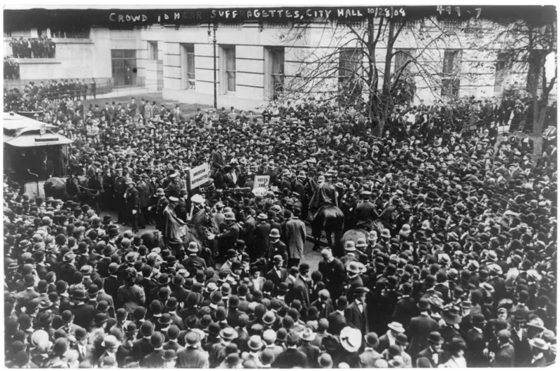 1908. Tłum na demonstracji sufrażystek/Public Domain / mediadrumworld.c/EAST NEWS