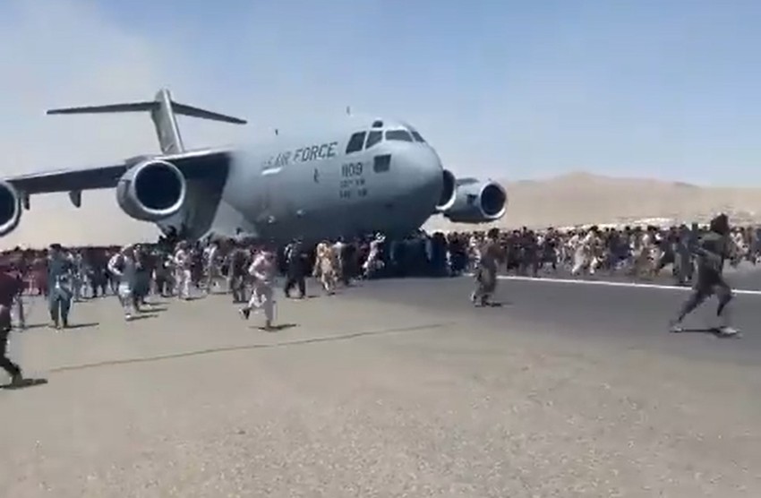 Ljudi trče ispred aviona na pisti aerodroma u Kabulu
