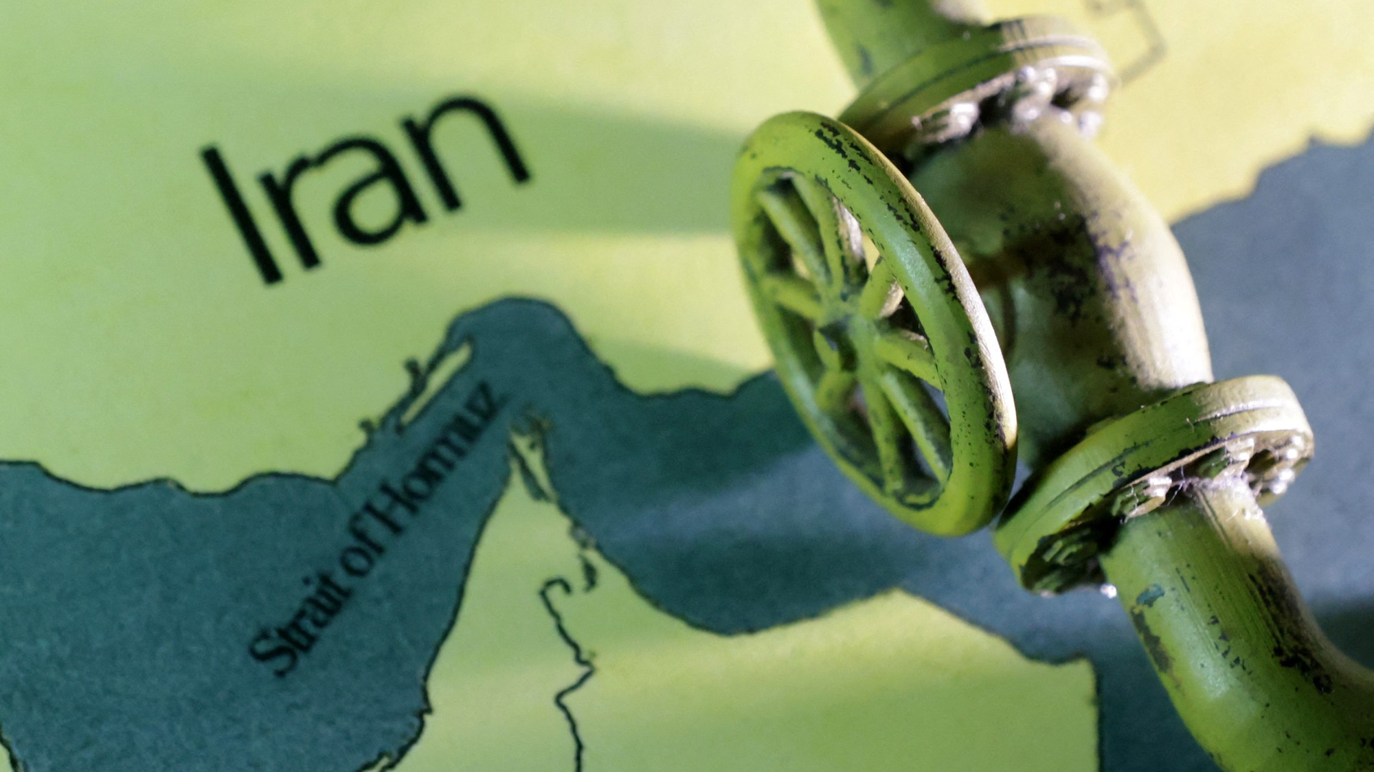 Mapa zobrazujúca Hormuzský prieliv a Irán sa nachádza za ropovodom vytlačeným na 3D tlačiarni.
