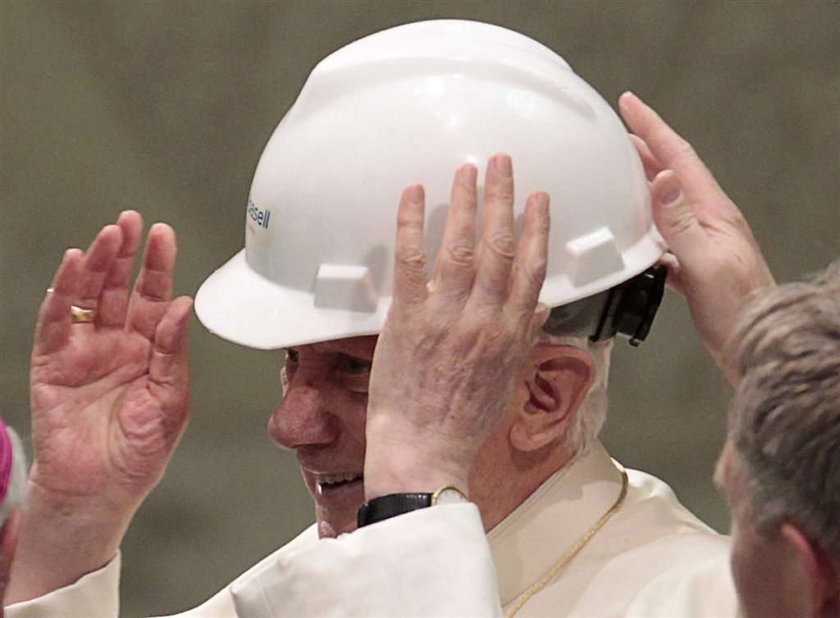 Papież modli się w kasku