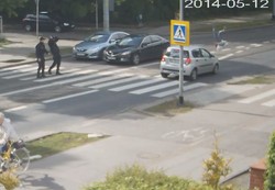 Na oczach policjantów zmiótł pieszego z przejścia. Dramatyczne WIDEO
