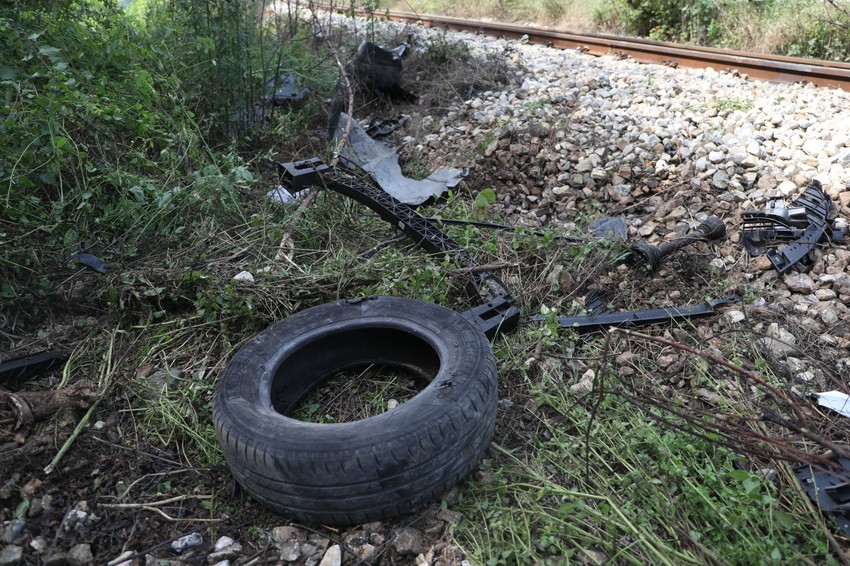 Na mestu tragedije vide se delovi automobila