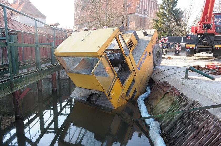 Walcem wjechał po pijaku do rzeki