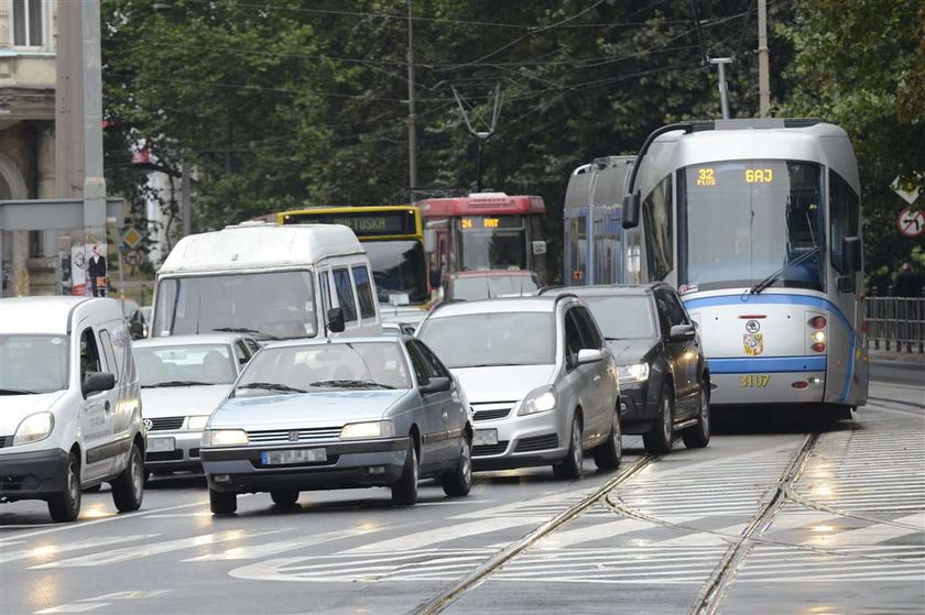 Szybki tramwaj stoi w korku